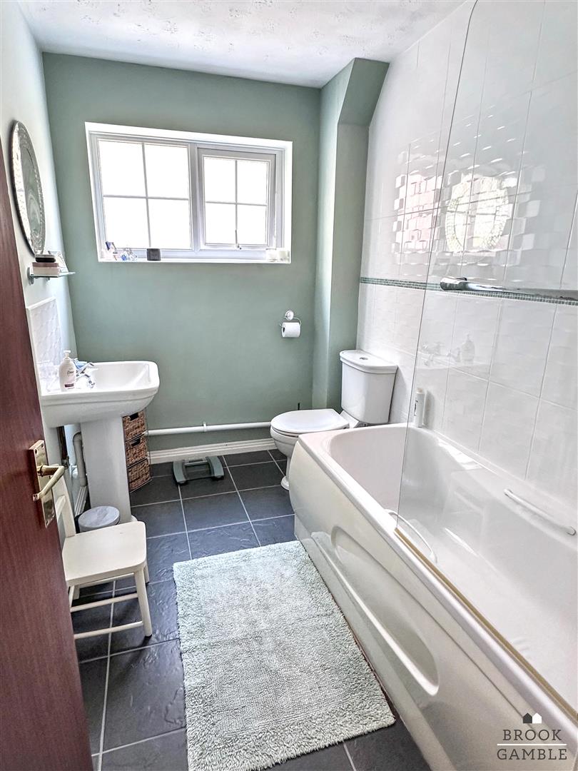 4 Bedroom House - Detached. Greenway in Eastbourne, 20